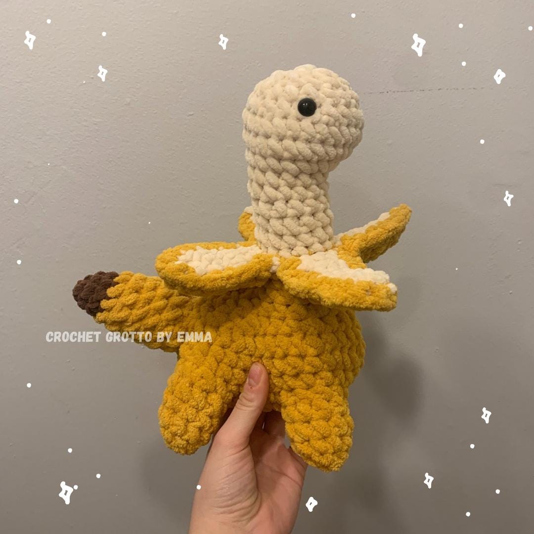 A crochet bananasaurus (banana dinosaur) plushie showing the right side.